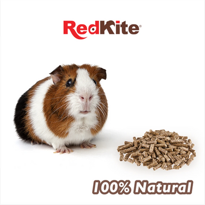 cuyo junto a pellets naturales del alimento RedKite con logo de la marca y texto 100 % natural