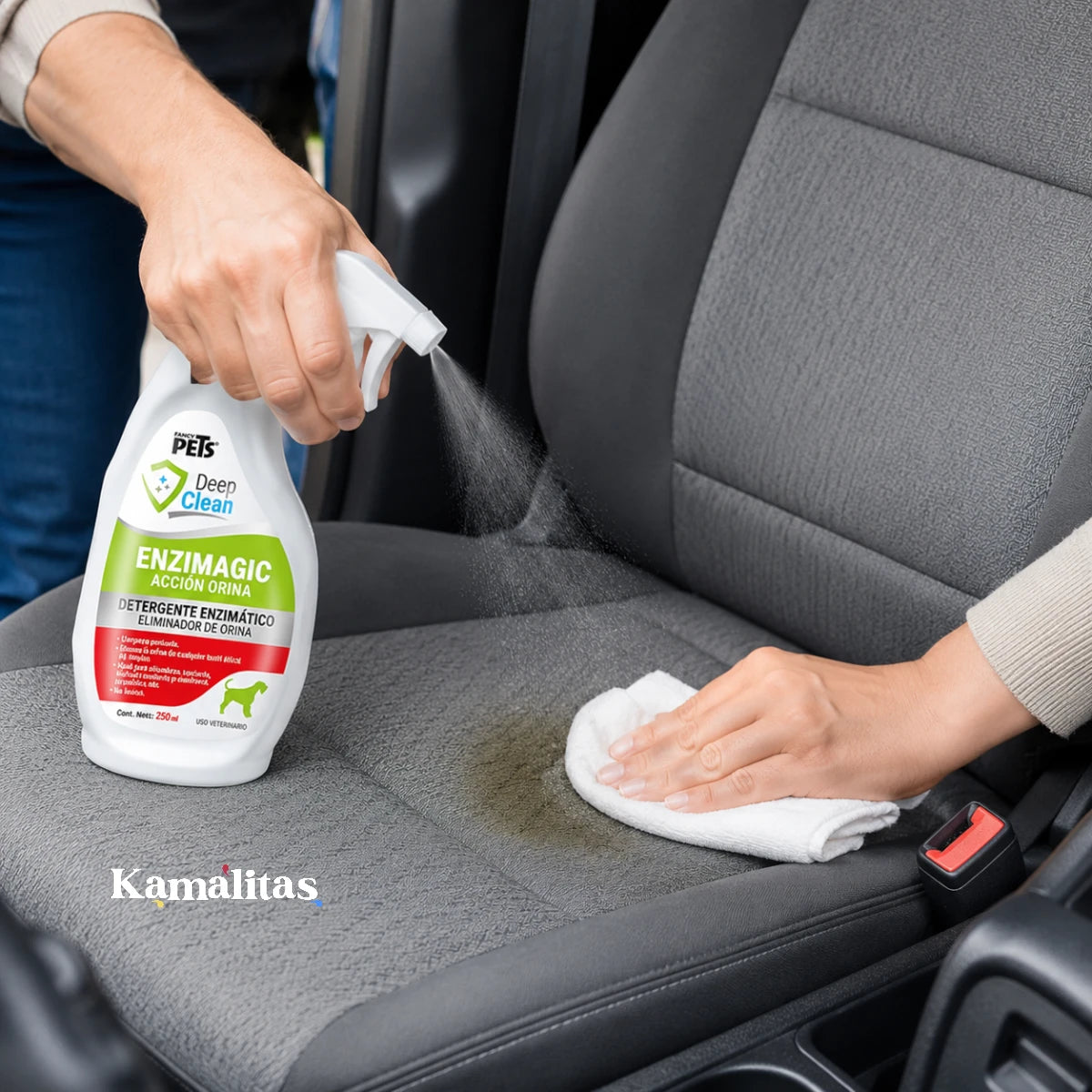 Persona limpiando una mancha de orina en la tapicería de un auto con Deep Clean Enzimagic Acción Orina Fancy Pets 250 ml, ideal para eliminar manchas y malos olores.