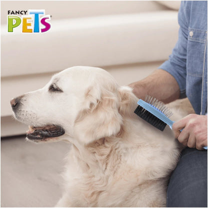 Perro Golden Retriever recibiendo un cepillado con las púas de acero para eliminar nudos y pelo suelto, en Kamalitas.