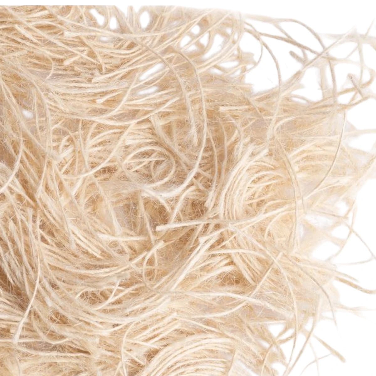 Acercamiento al material de yute blanco con algodón mostrando su textura suave y limpia, ideal para el confort térmico en nidos de aves pequeñas, en Kamalitas.