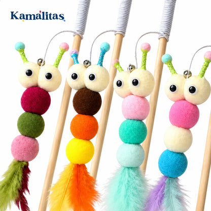 Detalle del peluche de varita para gato con bolitas suaves, ojos decorativos y plumas de colores para estimular el juego, disponible en Kamalitas.
