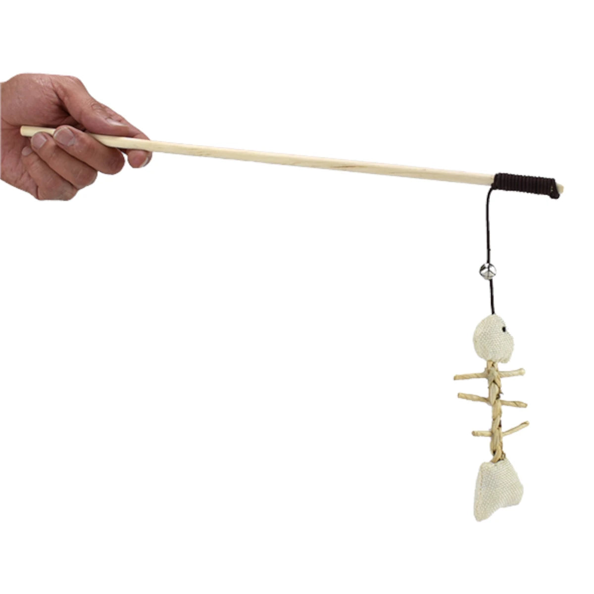 Acercamiento al señuelo de pescado con cascabel y cordón elástico de la varita Naturance para fomentar el ejercicio en gatos.