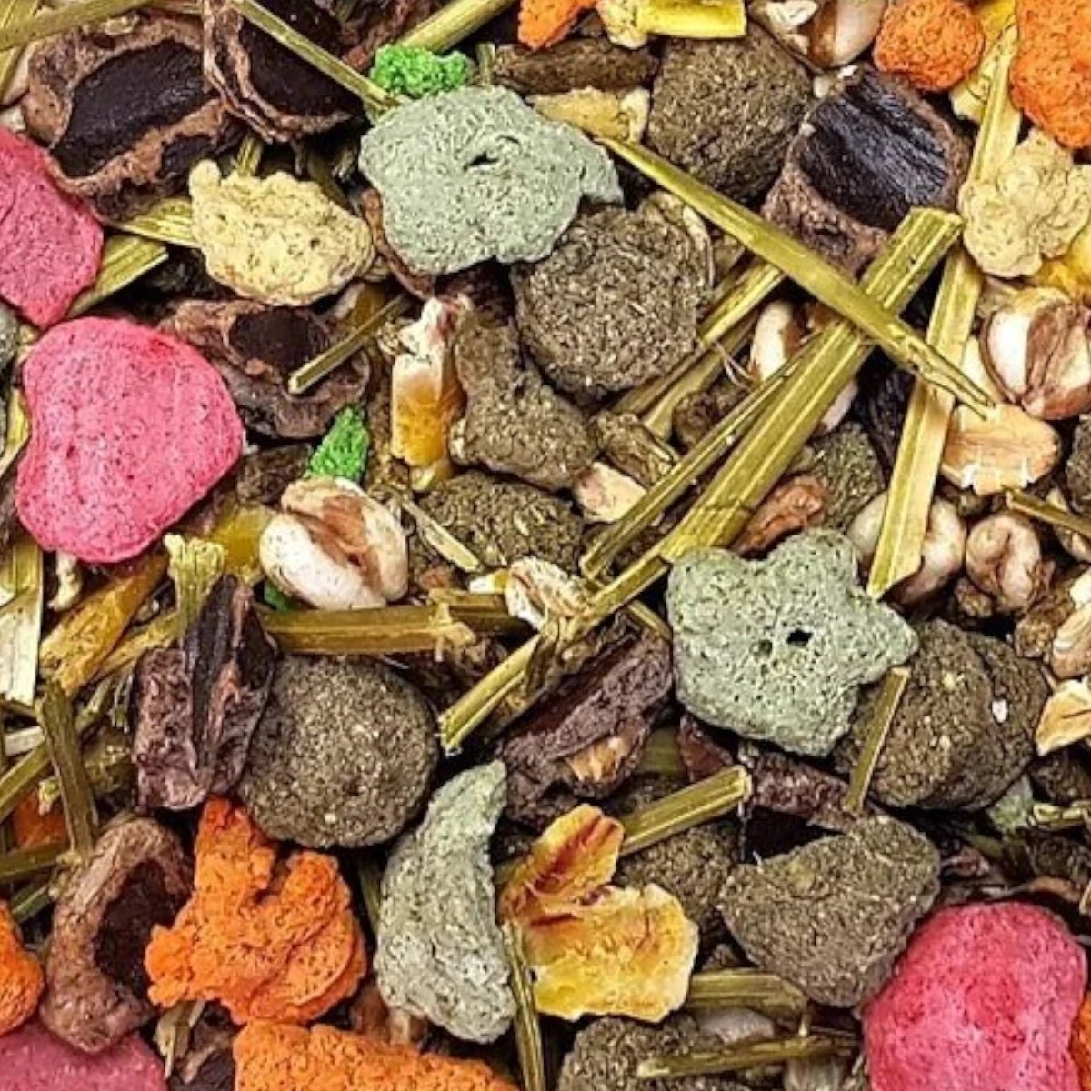 Acercamiento a la mezcla de alimento Kiki para conejos mostrando los copos de maíz, el algarrobo y los pellets de alfalfa.