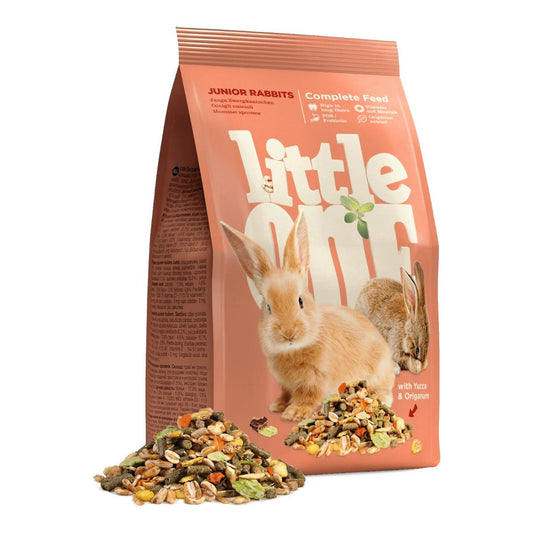 Empaque frontal de 900g de alimento Little One para conejos jóvenes y gazapos con mezcla de vegetales, alfalfa y extracto de orégano.