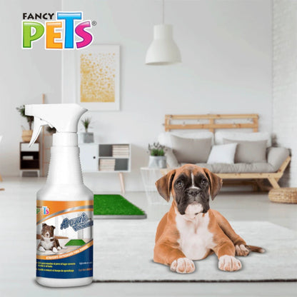 Cachorro de raza Boxer junto a un frasco de atrayente Fancy Pets en una sala limpia con un tapete entrenador al fondo.