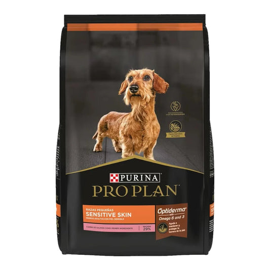 Vista frontal del empaque de alimento Pro Plan para perros adultos de raza pequeña con piel sensible sabor salmón y tecnología OptiDerma en presentaciones de 3 y 7.5kg.