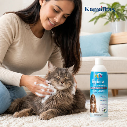 Uso de Espuma repelente para baño en seco Fancy Pets en presentación de 300 g, ideal para limpiar de forma práctica el pelaje de la mascota y mantener un aroma agradable sin enjuague.