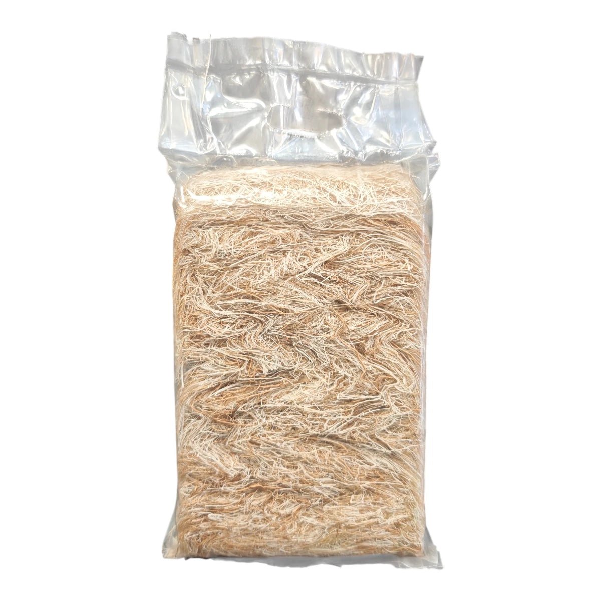 Vista lateral del empaque de 50g mostrando el volumen de las fibras de coco y henequén listas para colocar en peleros, en Kamalitas.