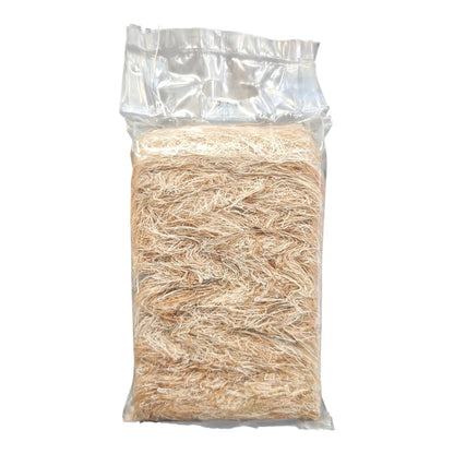 Vista lateral del empaque de 50g mostrando el volumen de las fibras de coco y henequén listas para colocar en peleros, en Kamalitas.