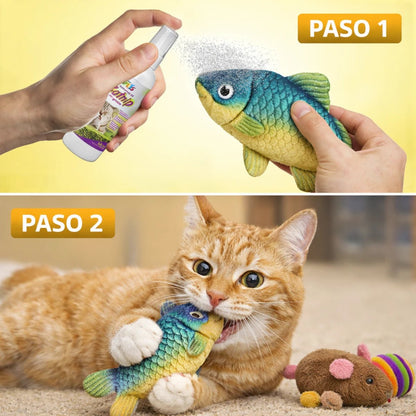 Gato de color naranja jugando con un juguete de pez texturizado que ha sido rociado con el Spray de Catnip de Fancy Pets, mostrando el efecto estimulante en Kamalitas.