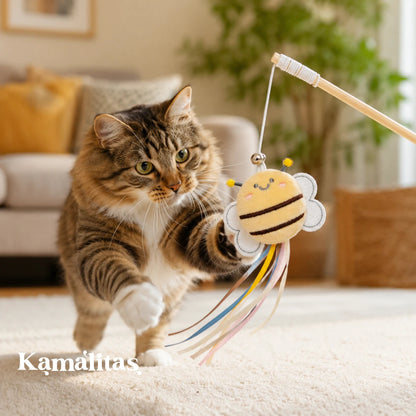 Gato jugando con varita de madera con abeja de peluche, cascabel y listones, juguete interactivo para gatos.