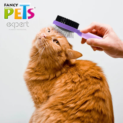 Un gato naranja de pelo medio a largo siendo cepillado con el cepillo Expert de Fancy Pets, mostrando cómo las cerdas desenredan y dan brillo, en Kamalitas.
