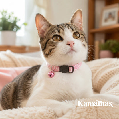 Gato usando collar animal print rosa con cascabel a juego, accesorio ajustable de nylon para uso diario, disponible en Kamalitas.