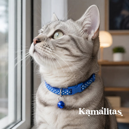 Gato usando collar azul con puntos blancos y cascabel, accesorio ajustable de nylon para gatos y perros pequeños, disponible en Kamalitas.