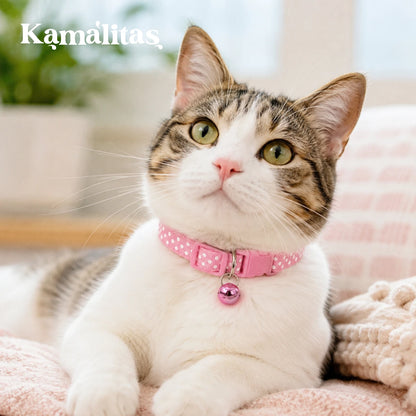 Gato usando collar rosa ajustable con puntos blancos y cascabel, ideal para gatos con cuello de 18 a 30 cm, disponible en Kamalitas.