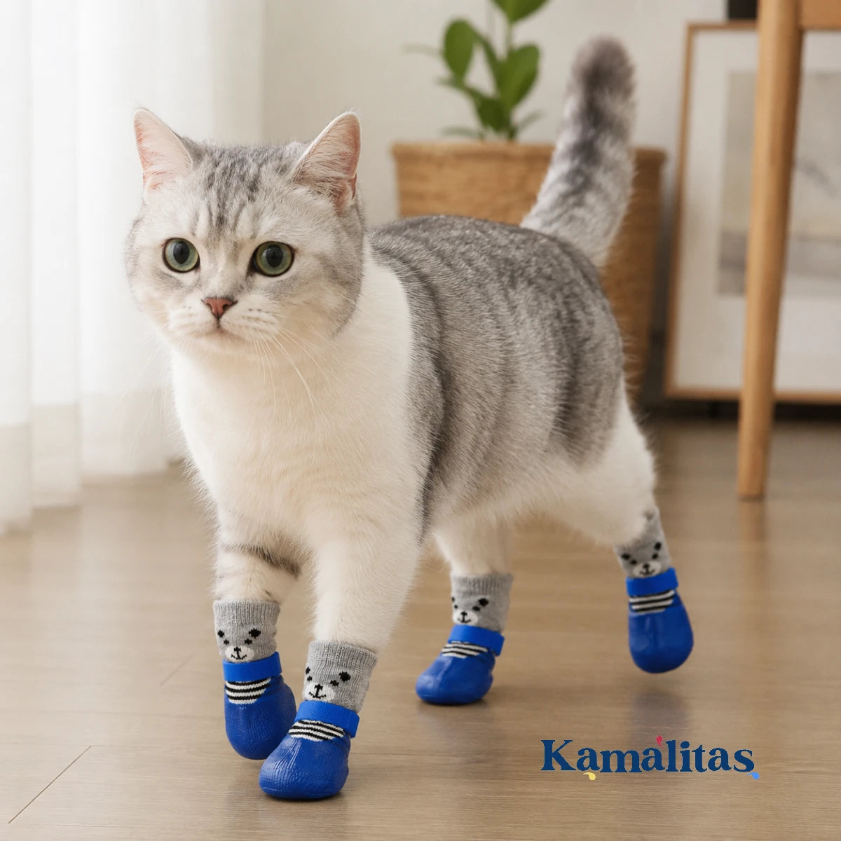 Gato usando zapatos de tela antideslizantes para mascotas con suela impermeable y ajuste de velcro, ideales para mayor estabilidad y protección en interiores.