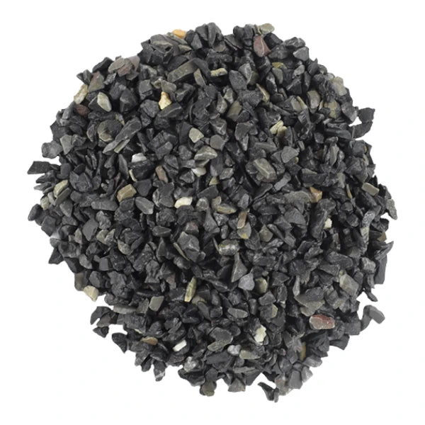Muestra en primer plano de los granos de sustrato natural Lomas color mármol gris oxford, en Kamalitas.