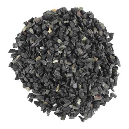Muestra en primer plano de los granos de sustrato natural Lomas color mármol gris oxford, en Kamalitas.