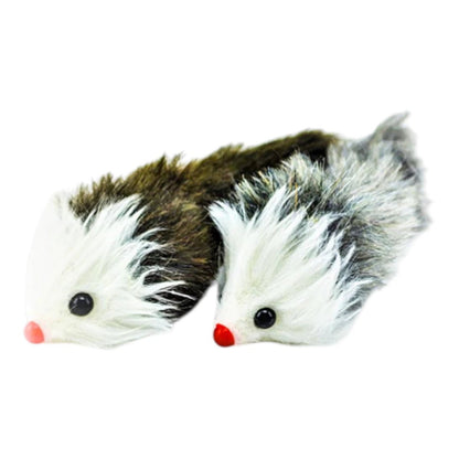 Pareja de juguetes para gato en forma de hurón con pelaje largo en tonos café y gris con detalles en blanco.