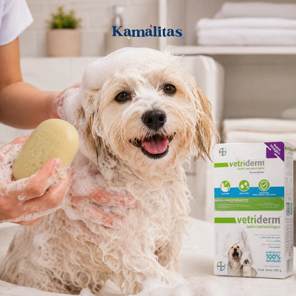 Jabon dermatologico Vetriderm Elanco en presentacion de 100 g siendo utilizado en un perro, ideal para la higiene de la piel y el apoyo en el cuidado dermatologico canino.