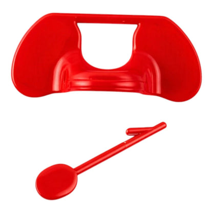 Primer plano de una gafa antipicoteo roja para gallinas, mostrando su diseño ligero, la visera que bloquea la visión frontal y el gancho de metal integrado para su colocación segura en Kamalitas.
