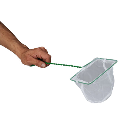 Mano sujetando el mango plastificado de la red para acuario, mostrando la flexibilidad de la malla blanca diseñada para no lastimar a los peces.