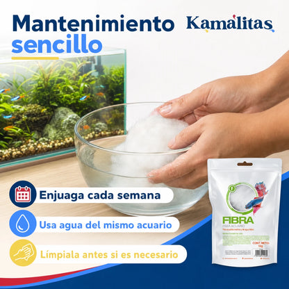 Enjuague semanal de la fibra filtrante utilizando agua del mismo acuario para facilitar su mantenimiento.