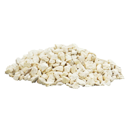 Vista en plano detalle del sustrato de zeolita granulada blanca de origen volcánico, material filtrante químico de alta porosidad para absorción de toxinas en acuarios, en Kamalitas.