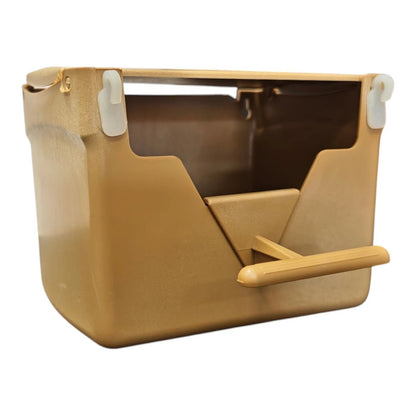 Vista frontal del nido de plástico sólido para aves pequeñas, mostrando la entrada  y su estructura resistente en color beige, disponible en Kamalitas.