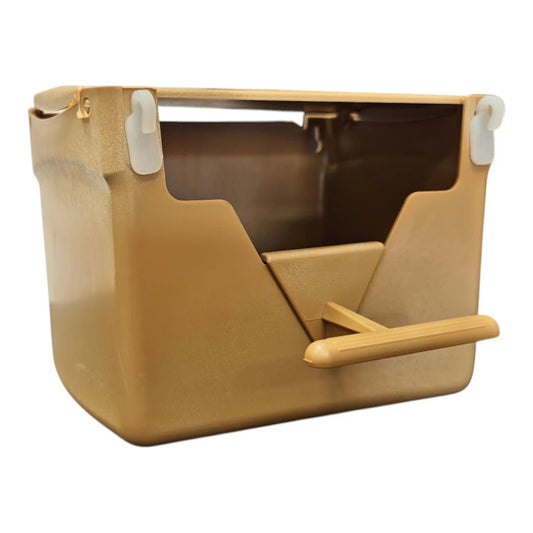 Vista frontal del nido de plástico sólido para aves pequeñas, mostrando la entrada  y su estructura resistente en color beige, disponible en Kamalitas.