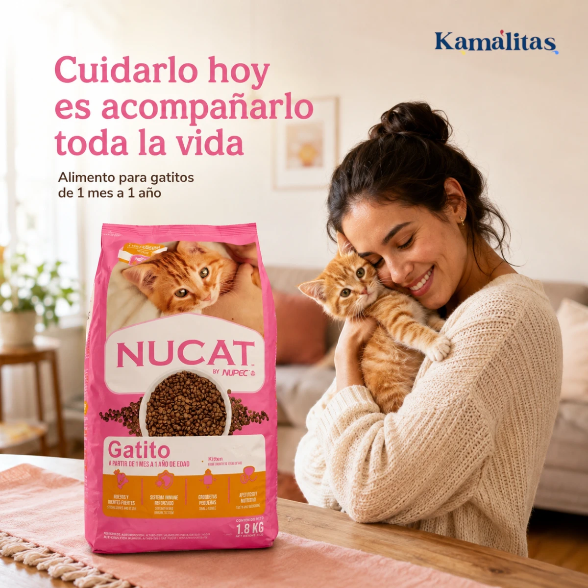 Mujer abrazando a su gatito junto a una bolsa de alimento Nucat para gatos de un mes a un año de edad.