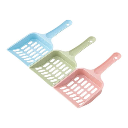 Tres palas para arenero de gato en colores azul cielo, verde y rosa con diseño de rejilla y mango ergonómico, disponibles en Kamalitas.