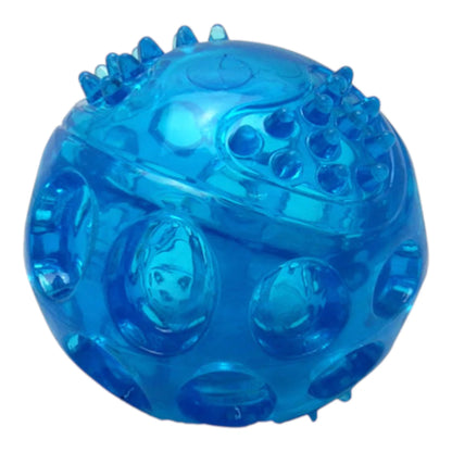 Acercamiento a la pelota para perro fabricada en caucho termoplástico azul con relieves que ayudan a limpiar dientes y fortalecer encías.