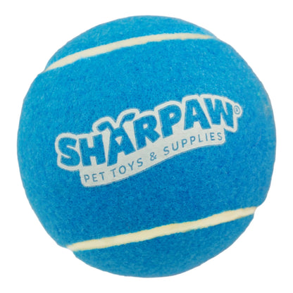 Pelota de tenis gigante color azul con el logo de Sharpaw, fabricada en caucho y poliéster de alta resistencia.