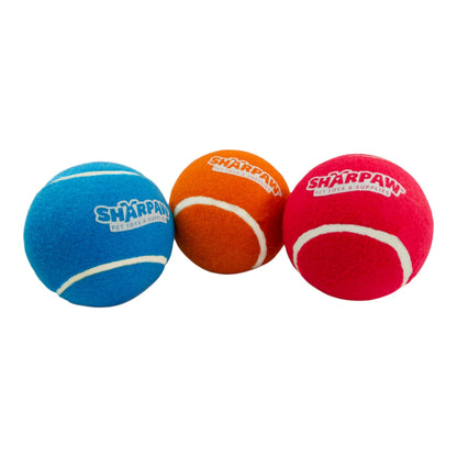 Trío de pelotas de tenis jumbo de 12cm en colores azul, naranja y rojo, ideales para perros de razas medianas y grandes.