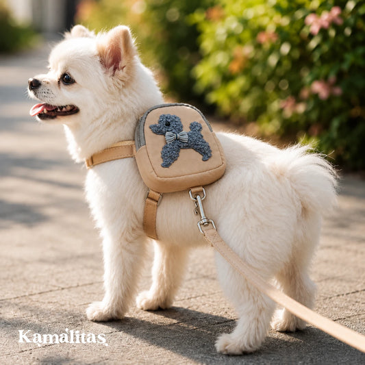 Perro pequeño usando arnés con mochila beige y correa durante un paseo, accesorio ajustable ideal para llevar bolsitas y salir con mayor comodidad