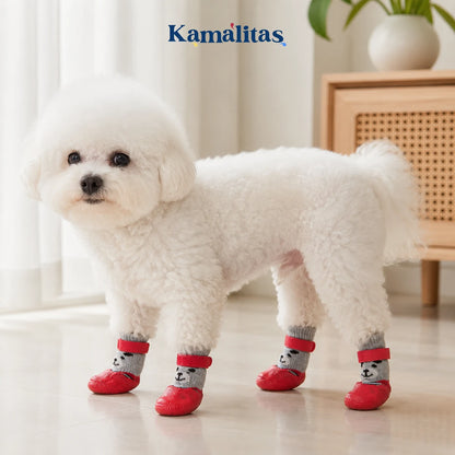 Perro pequeño usando zapatos de tela antideslizantes para mascotas con base de goma impermeable, ideales para proteger sus patas y evitar resbalones.