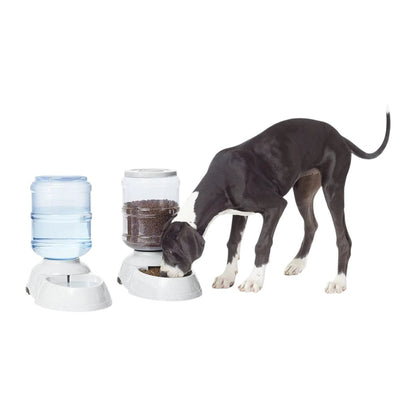 Perro de raza grande utilizando los dispensadores automático por gravedad  de sunny