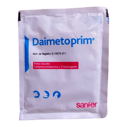 Fotografía de un sobre de Daimetoprim 20g, antimicrobiano oral para aves, cerdos y bovinos, utilizado para tratar infecciones respiratorias y digestivas.
