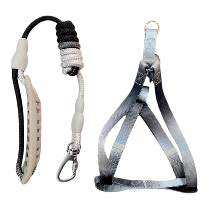 Correa con arnés para perro en colores degradados negro con blanco, con agarradera ergonómica, gancho giratorio con seguro y diseño cómodo.