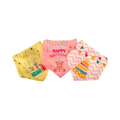 Vista de tres pañuelos festivos para perros y gatos, en tonos rosa y amarillo, con diseños de pastel, regalos y frases de “feliz cumpleaños”