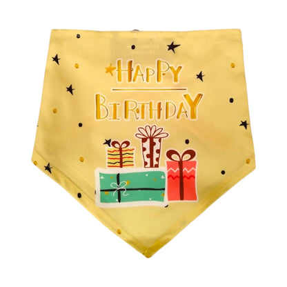 Pañuelo amarillo para perro o gato con estampado de cajas de regalo y la frase “feliz cumpleaños”, ideal para fiestas y sesiones de fotos.