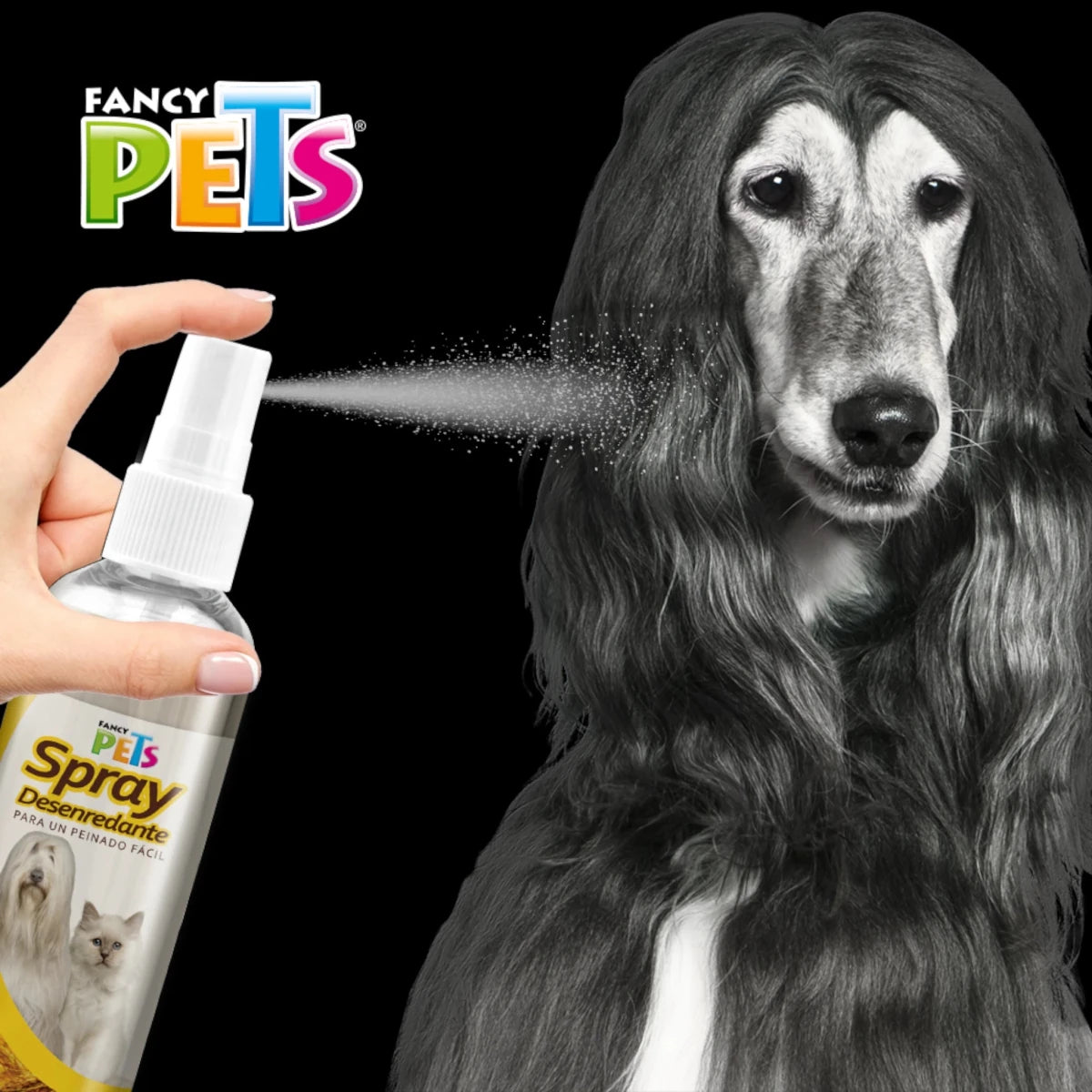 Persona aplicando spray desenredante Fancy Pets en el pelaje largo de un perro para facilitar el peinado