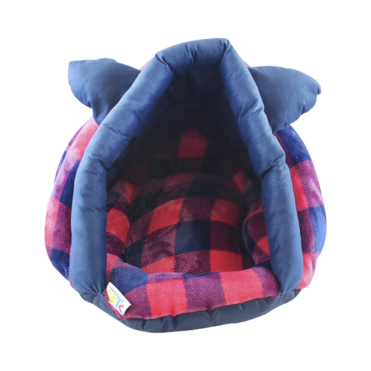 Cama tipo refugio para gato de Fancy Pets con estampado de cuadros azul y rojo, mostrando el techo acolchado con detalles de orejitas.