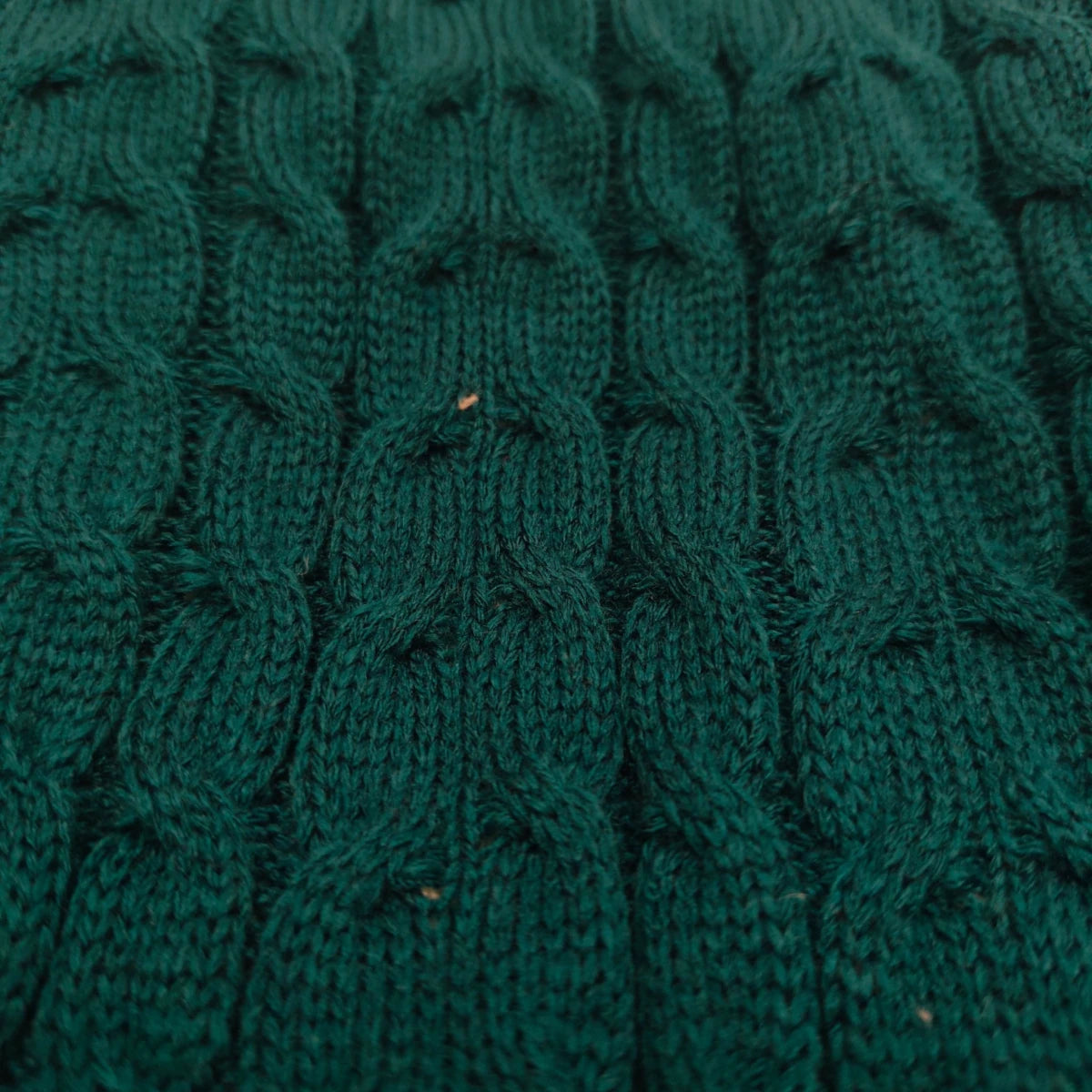 Detalle del tejido trenzado exterior del suéter para perros y gatos