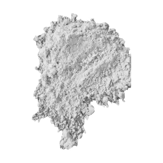 Tierra de Diatomeas en fondo blanco, insecticida natural en polvo ideal para eliminar plagas en huertos, jardines y hogares sin dañar a personas ni mascotas.