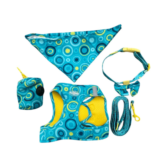 Kit para paseo de perro con pechera, collar con moño, correa, pañuelo y bolsita porta bolsas en tela verde agua, estampada con círculos azules y amarillos.