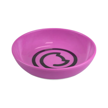 Vista lateral del plato rosa para gato resaltando su diseño bajo y ancho para prevenir el estrés de bigotes durante la alimentación.