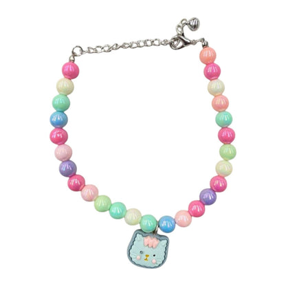 Collar de perlas de colores con dijes