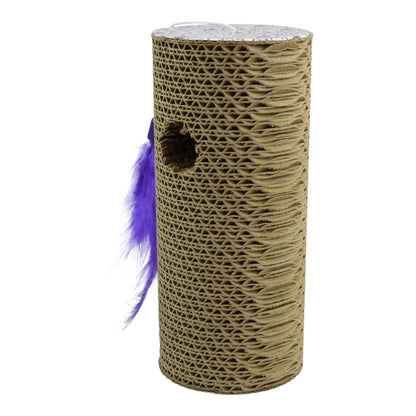 Rascador interactivo para gatos en forma de cilindro de cartón corrugado con una pluma morada colgante y una abertura circular para jugar.